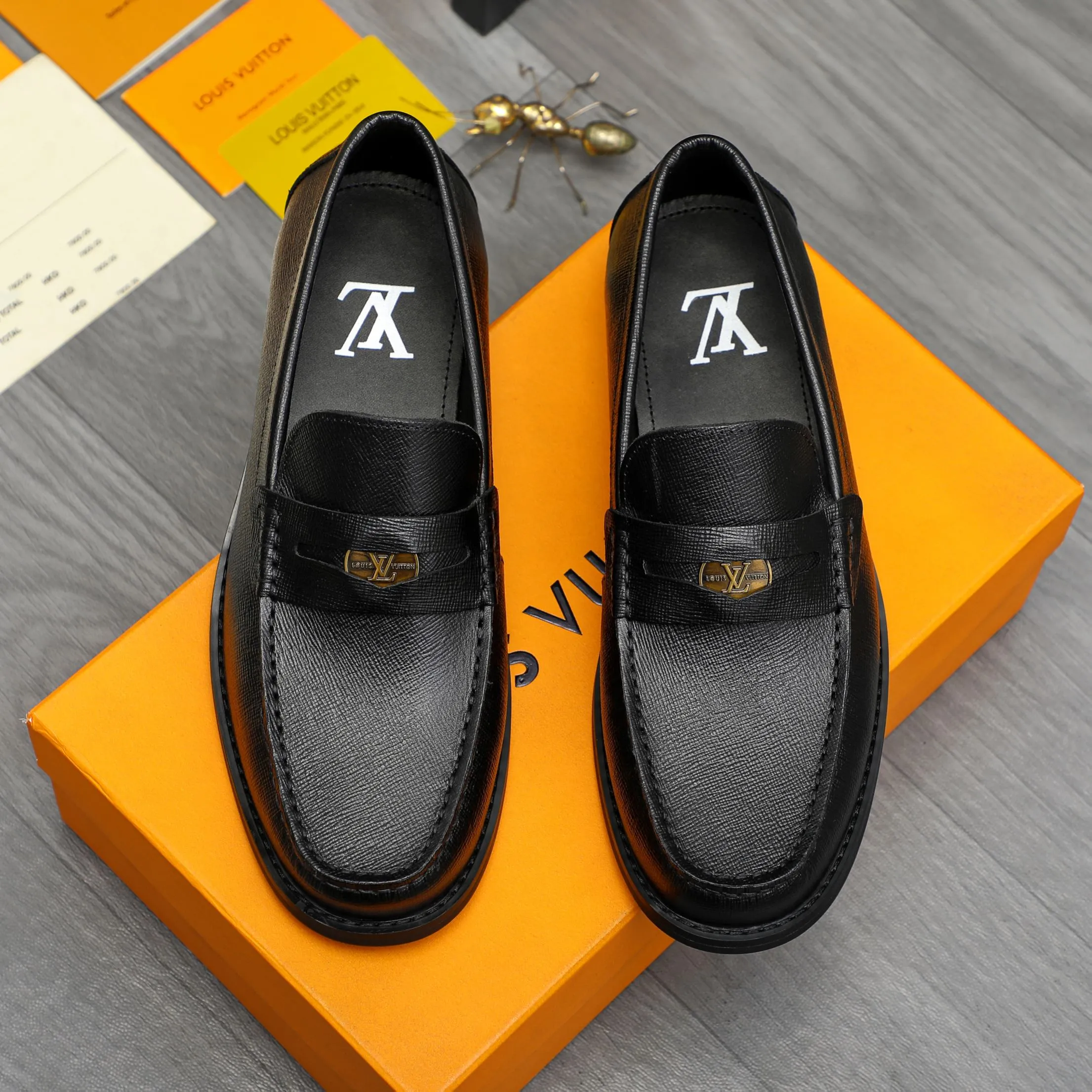 Men's shoes 💰p460 Product trademark: LV (Louis Vuitton) business slip-on leather shoes. Regular size: 38-45 (45 is custom-made and non-returnable) Product materials: Selected high-quality vertical grain cowhide upper, cowhide lining, original rubber outsole